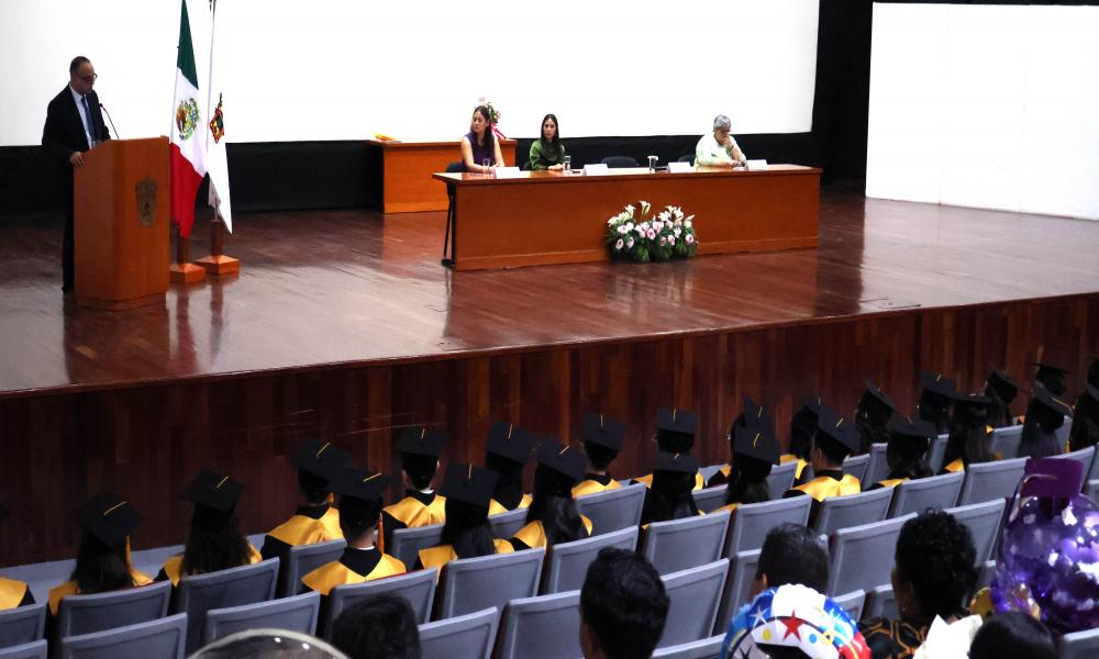 Egresaron 57 estudiantes de la carrera en Administración de la LIII Generación “Mtra. Julieta Vianney Madrigal Casian”