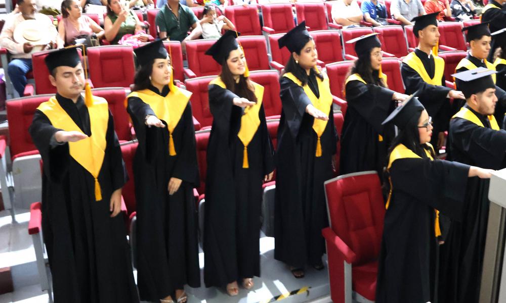 Terminan sus estudios 73 egresados en la Licenciatura en Contaduría Pública