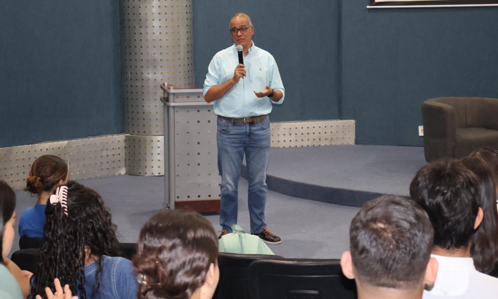 El Doctor José Luis Bravo Silva Impartió la Conferencia: “Emprendimiento”