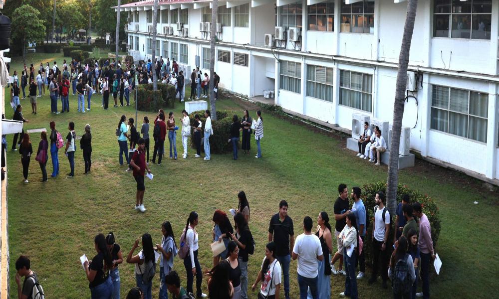 Los resultados del examen EGEL PLUS de CENEVAL INSTITUCIONAL, se darán a conocer el próximo 20 de diciembre del presente año. Los interesados consultar los resultados en la siguiente página: @CUC.EGEL.CENEVAL o en el número de teléfono 322 226 23 16, en Idioma Español Profesores y profesoras responsables del Centro Nacional de Evaluación para la Educación Superior (CENEVAL), aplicaron el examen EGEL PLUS de CENEVAL INSTITUCIONAL, el pasado sábado 23 de noviembre del presente año, en las instalaciones del Ce