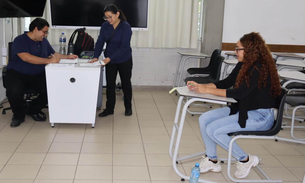 Los resultados del examen EGEL PLUS de CENEVAL INSTITUCIONAL, se darán a conocer el próximo 20 de diciembre del presente año. Los interesados consultar los resultados en la siguiente página: @CUC.EGEL.CENEVAL o en el número de teléfono 322 226 23 16, en Idioma Español Profesores y profesoras responsables del Centro Nacional de Evaluación para la Educación Superior (CENEVAL), aplicaron el examen EGEL PLUS de CENEVAL INSTITUCIONAL, el pasado sábado 23 de noviembre del presente año, en las instalaciones del Ce