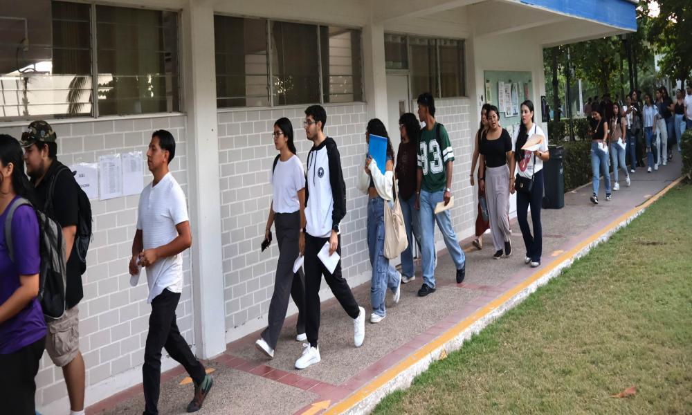 Los resultados del examen EGEL PLUS de CENEVAL INSTITUCIONAL, se darán a conocer el próximo 20 de diciembre del presente año. Los interesados consultar los resultados en la siguiente página: @CUC.EGEL.CENEVAL o en el número de teléfono 322 226 23 16, en Idioma Español Profesores y profesoras responsables del Centro Nacional de Evaluación para la Educación Superior (CENEVAL), aplicaron el examen EGEL PLUS de CENEVAL INSTITUCIONAL, el pasado sábado 23 de noviembre del presente año, en las instalaciones del Ce