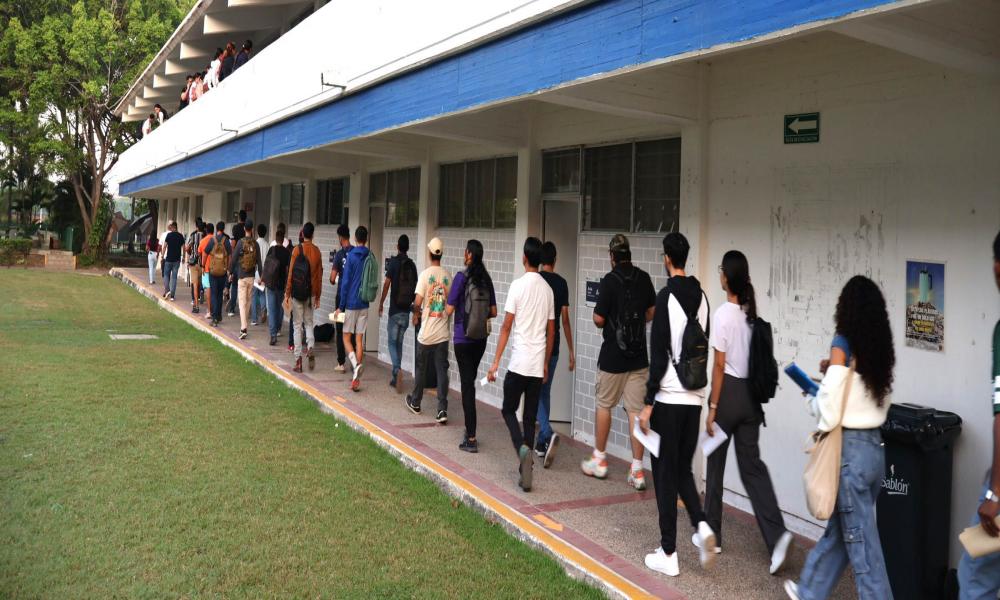 Los resultados del examen EGEL PLUS de CENEVAL INSTITUCIONAL, se darán a conocer el próximo 20 de diciembre del presente año. Los interesados consultar los resultados en la siguiente página: @CUC.EGEL.CENEVAL o en el número de teléfono 322 226 23 16, en Idioma Español Profesores y profesoras responsables del Centro Nacional de Evaluación para la Educación Superior (CENEVAL), aplicaron el examen EGEL PLUS de CENEVAL INSTITUCIONAL, el pasado sábado 23 de noviembre del presente año, en las instalaciones del Ce