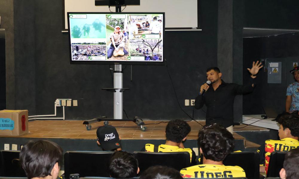 Estudiantes de la Preparatoria Regional de Aranda conocen la oferta educativa de CUCosta