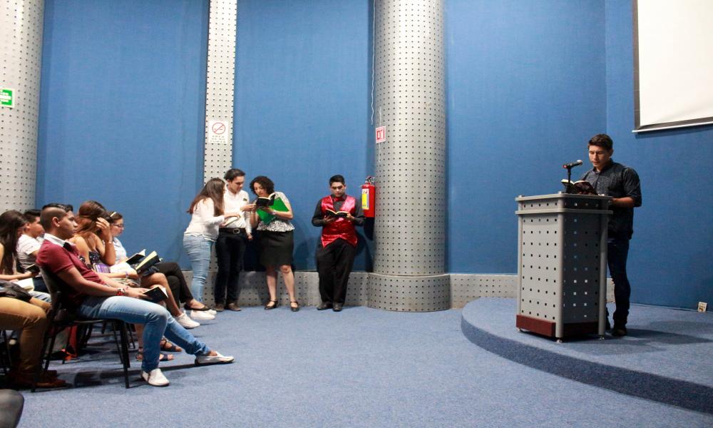 Universitarios leen “Drácula” en cuatro idiomas por Día Mundial del Libro