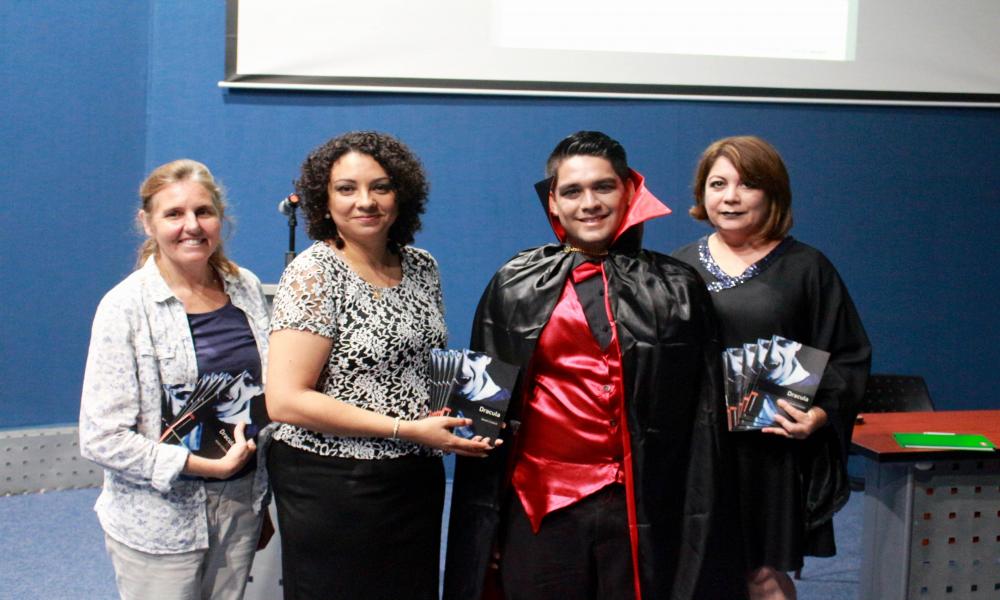 Universitarios leen “Drácula” en cuatro idiomas por Día Mundial del Libro