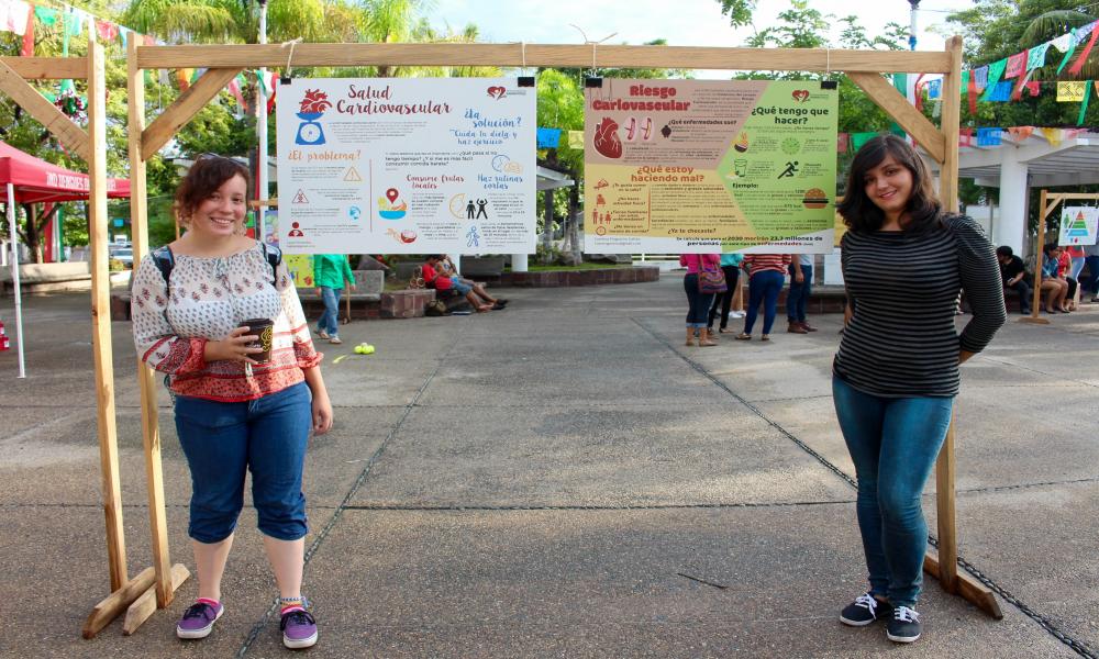 Donan universitarios carteles informativos a centros de salud