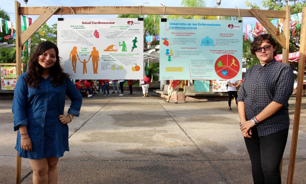 Donan universitarios carteles informativos a centros de salud