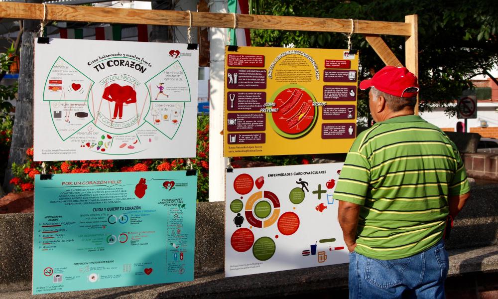 Donan universitarios carteles informativos a centros de salud