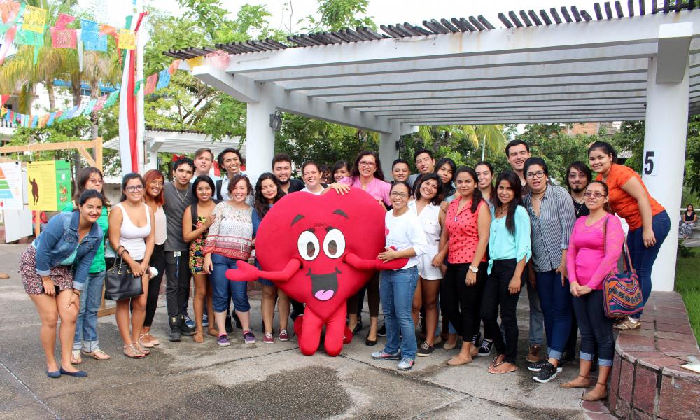 Donan universitarios carteles informativos a centros de salud