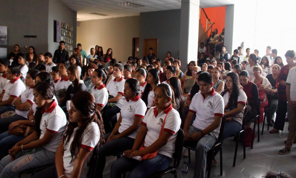 Honran universitarios a Cervantes en Día Mundial del Libro