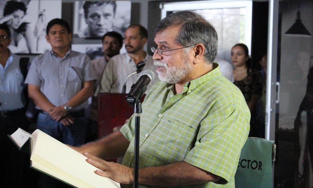 Honran universitarios a Cervantes en Día Mundial del Libro