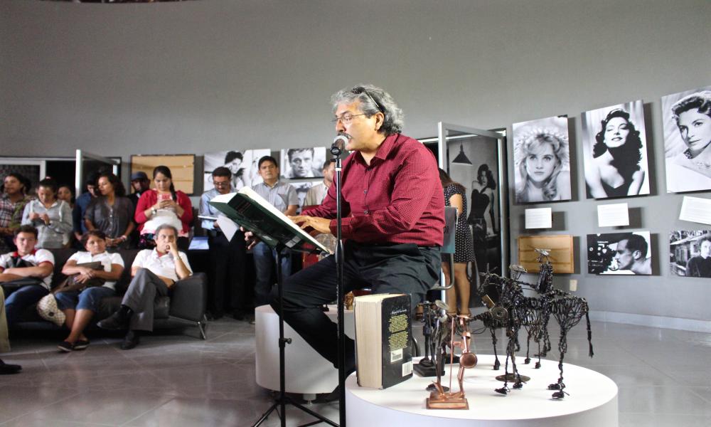 Honran universitarios a Cervantes en Día Mundial del Libro