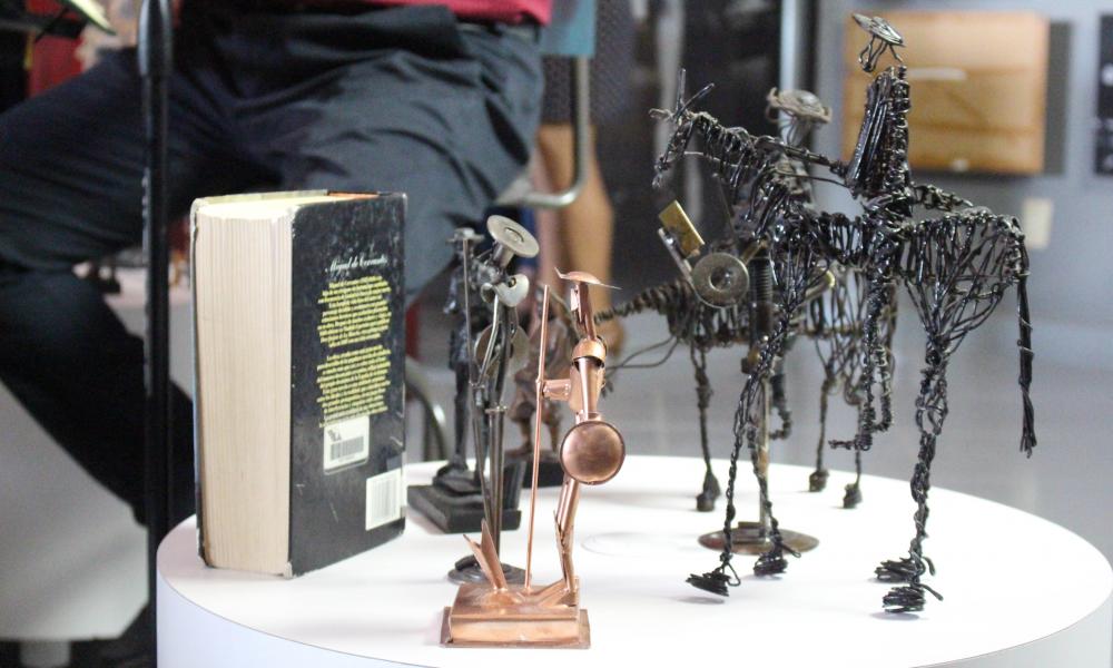 Honran universitarios a Cervantes en Día Mundial del Libro