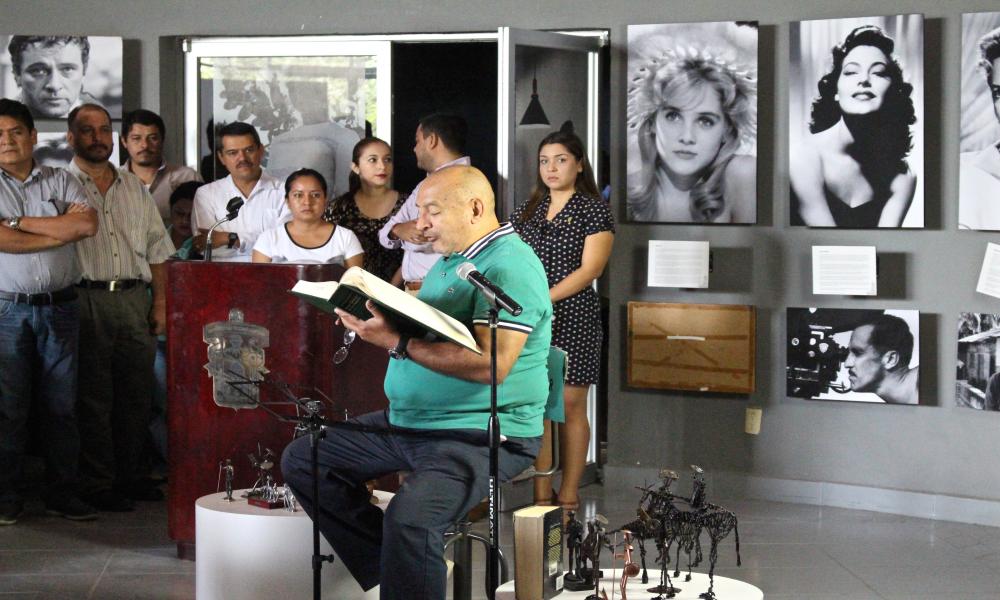 Honran universitarios a Cervantes en Día Mundial del Libro