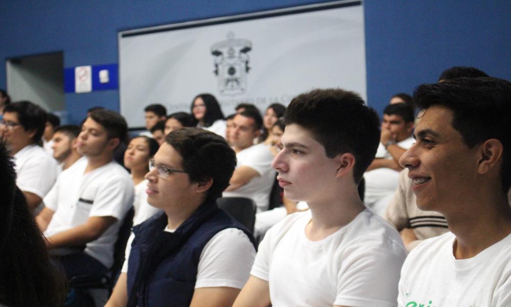 Recibe Licenciatura en Médico Cirujano y Partero del CUCosta acreditación internacional