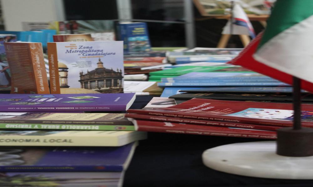 Entrega CUCosta 300 libros para fomento a la lectura