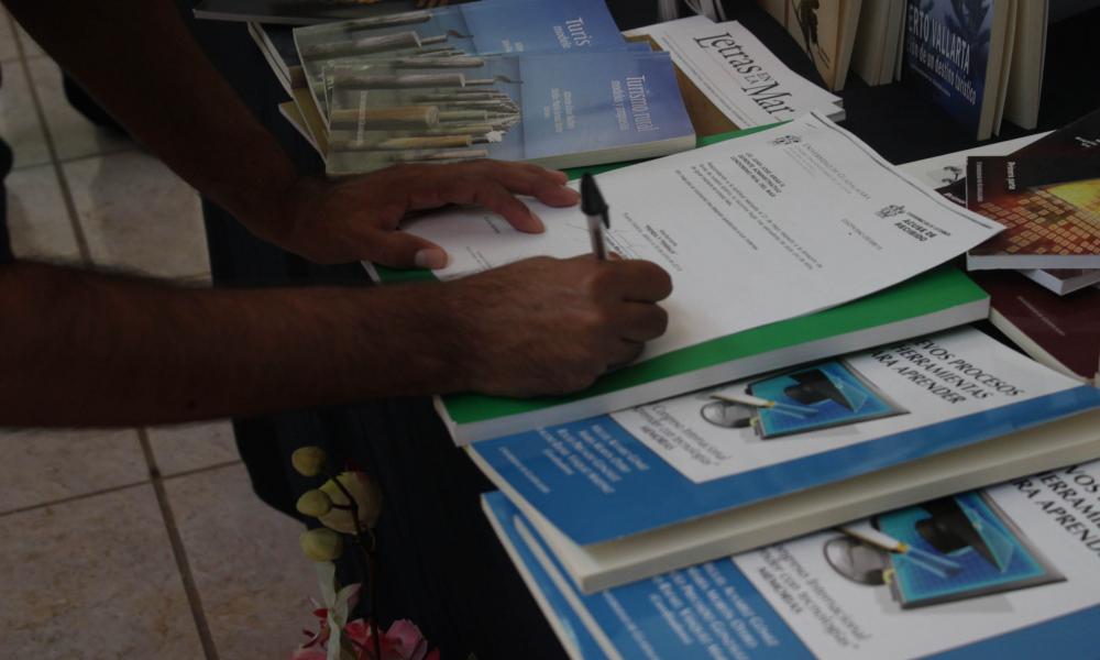 Entrega CUCosta 300 libros para fomento a la lectura