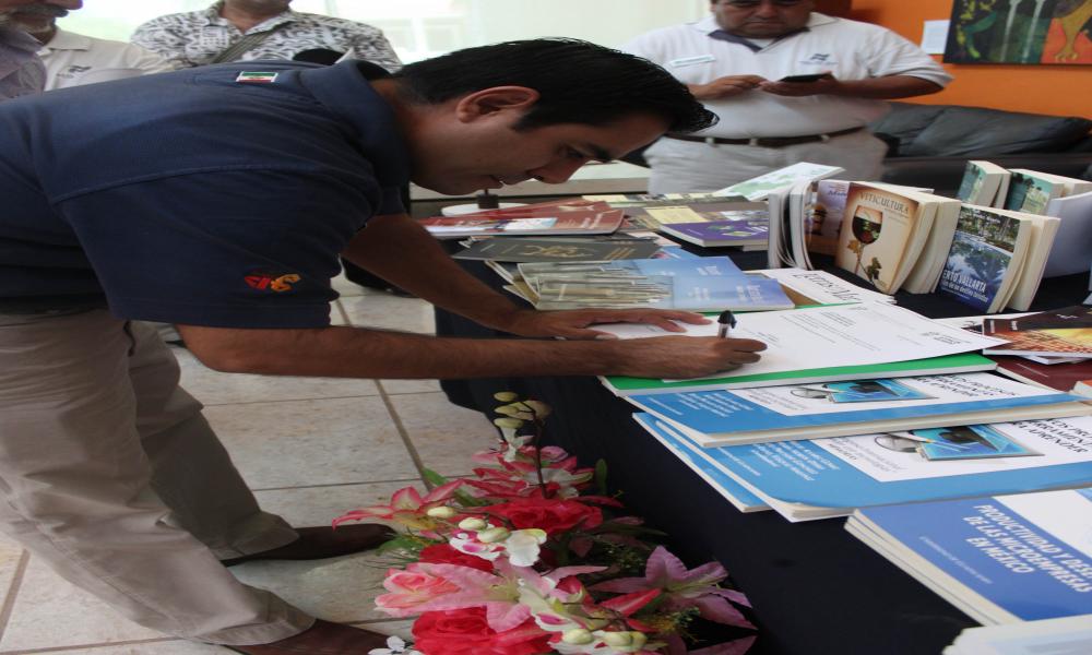 Entrega CUCosta 300 libros para fomento a la lectura