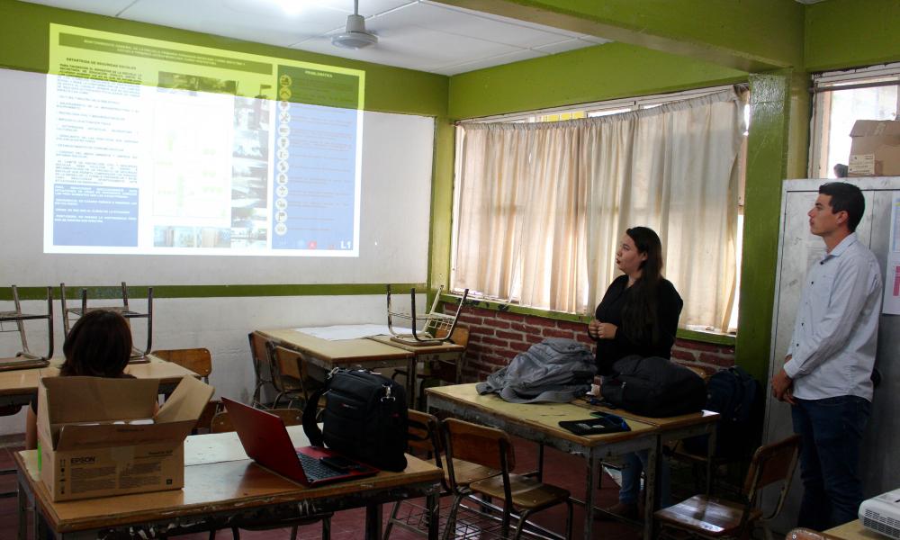 Asesoran universitarios a escuela primaria de Las Juntas