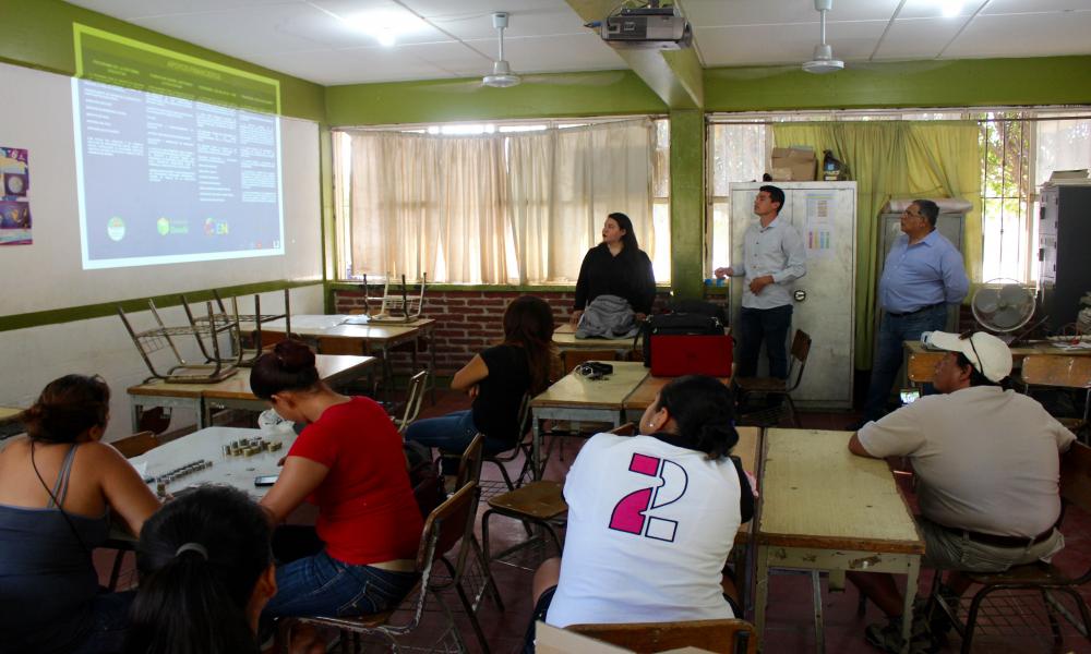 Asesoran universitarios a escuela primaria de Las Juntas