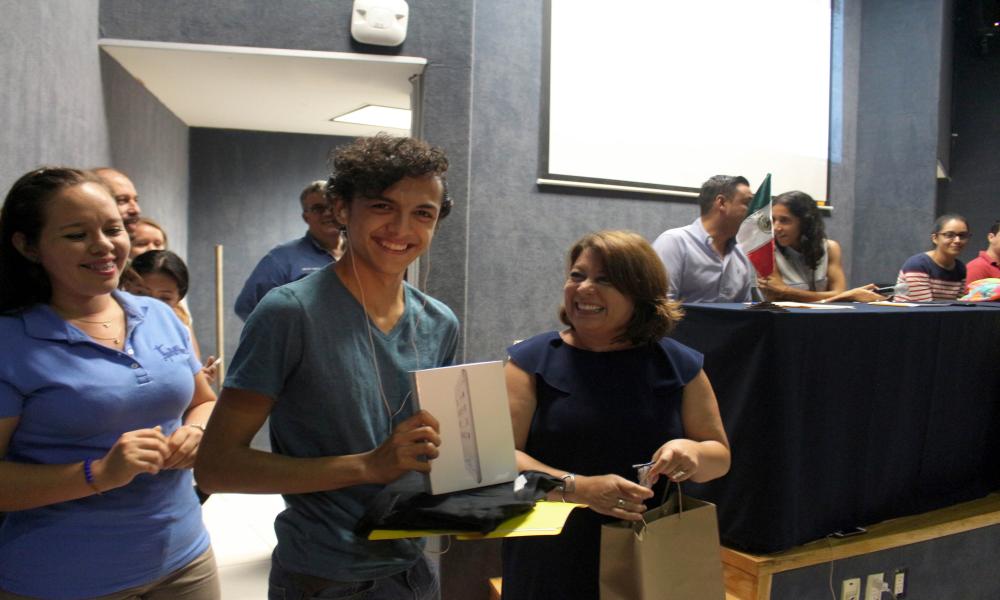 Premian a finalistas del concurso de video-reseñas “Booktuber”