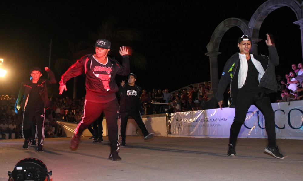 Fomentan universitarios activación física con Festival de Baile