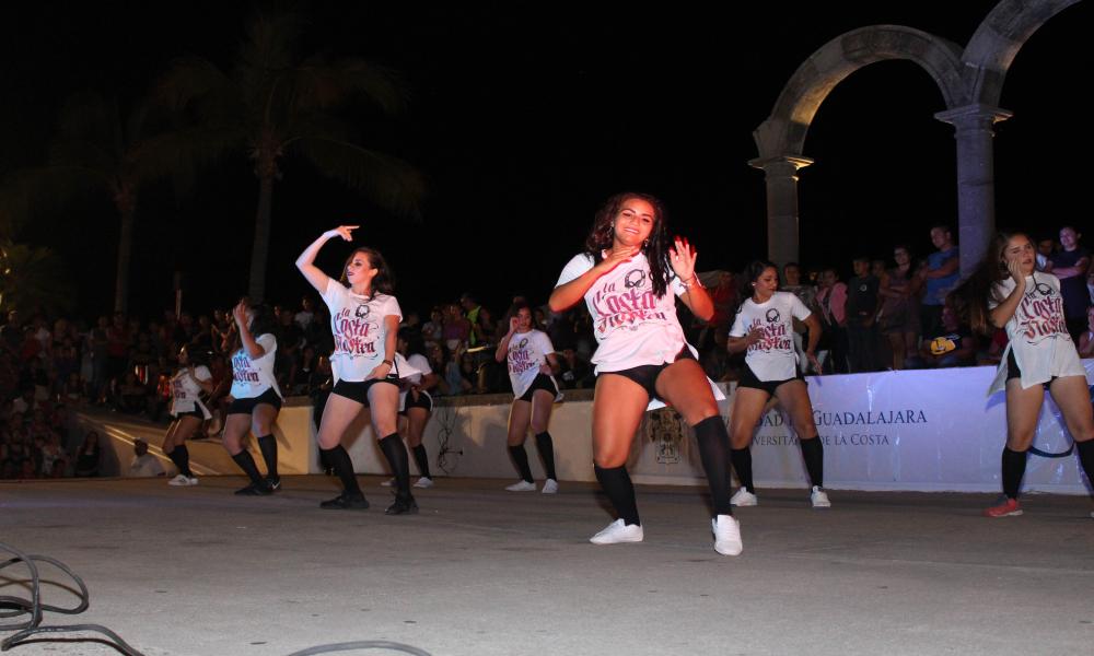 Fomentan universitarios activación física con Festival de Baile