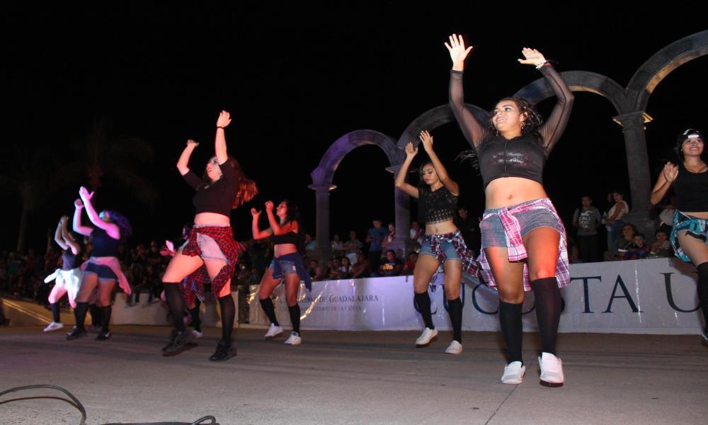 Fomentan universitarios activación física con Festival de Baile