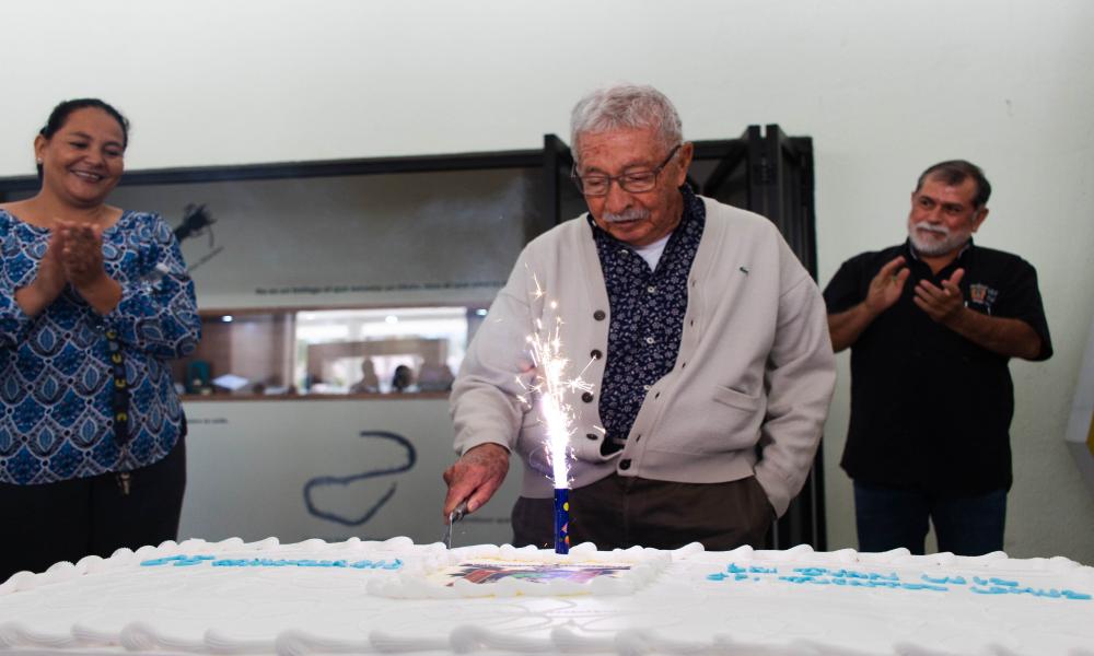 Rinden homenaje a Juan Luis Cifuentes por 65 años de docencia
