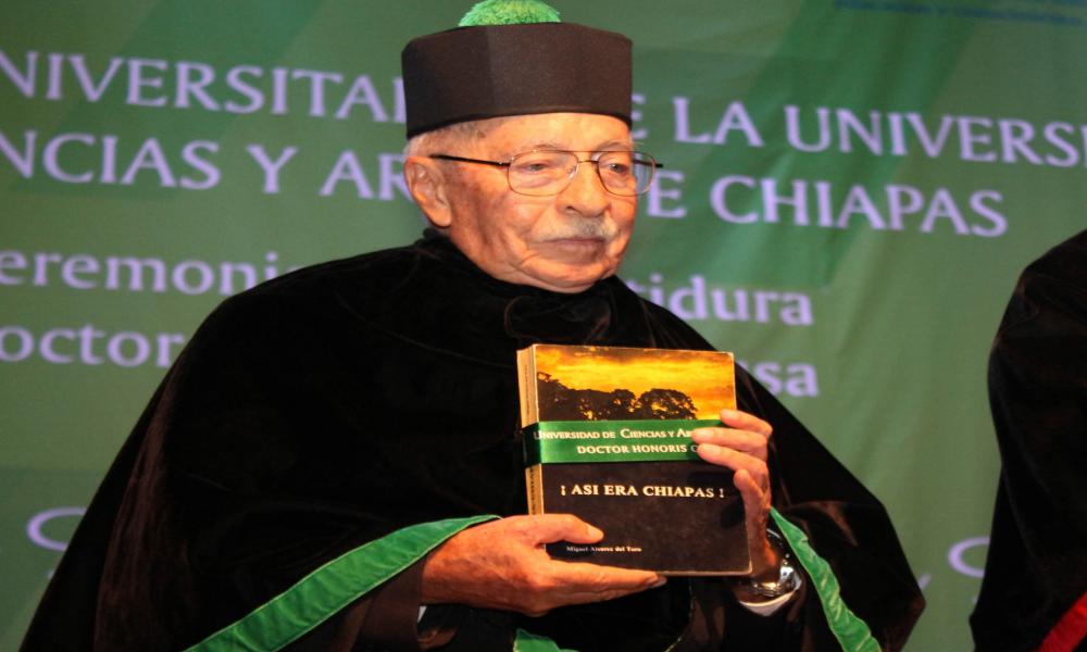 Condecora UNICACH a Juan Luis Cifuentes Lemus