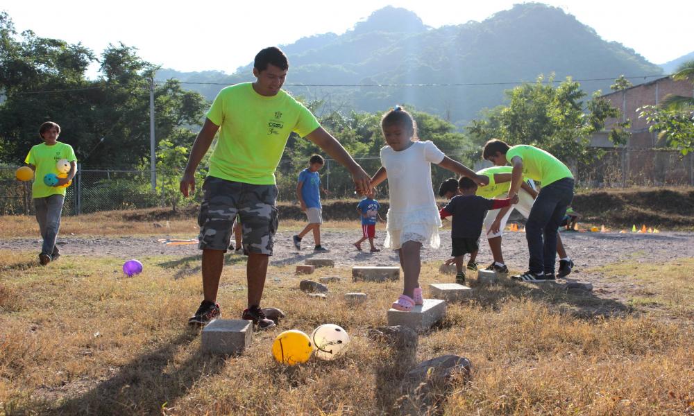 Benefician universitarios a vecinos de colonia Volcanes
