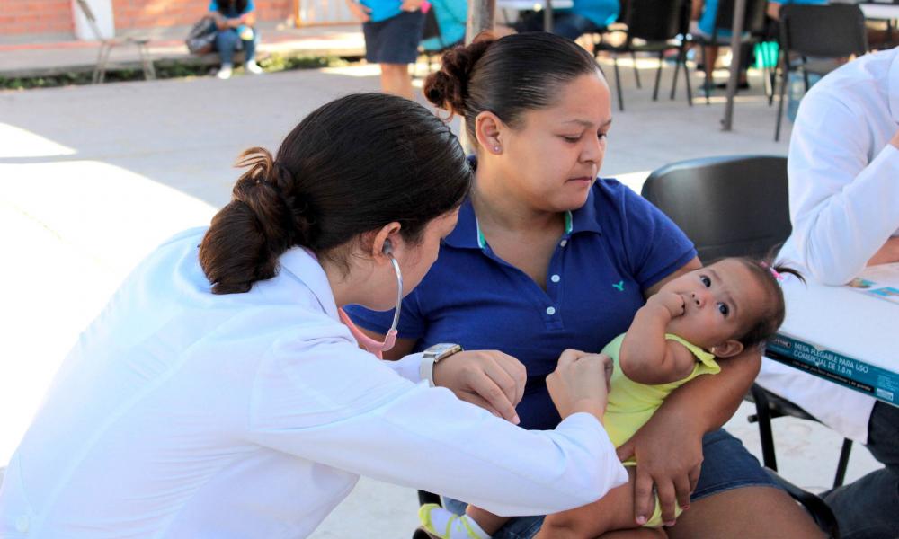 Benefician universitarios a vecinos de colonia Volcanes