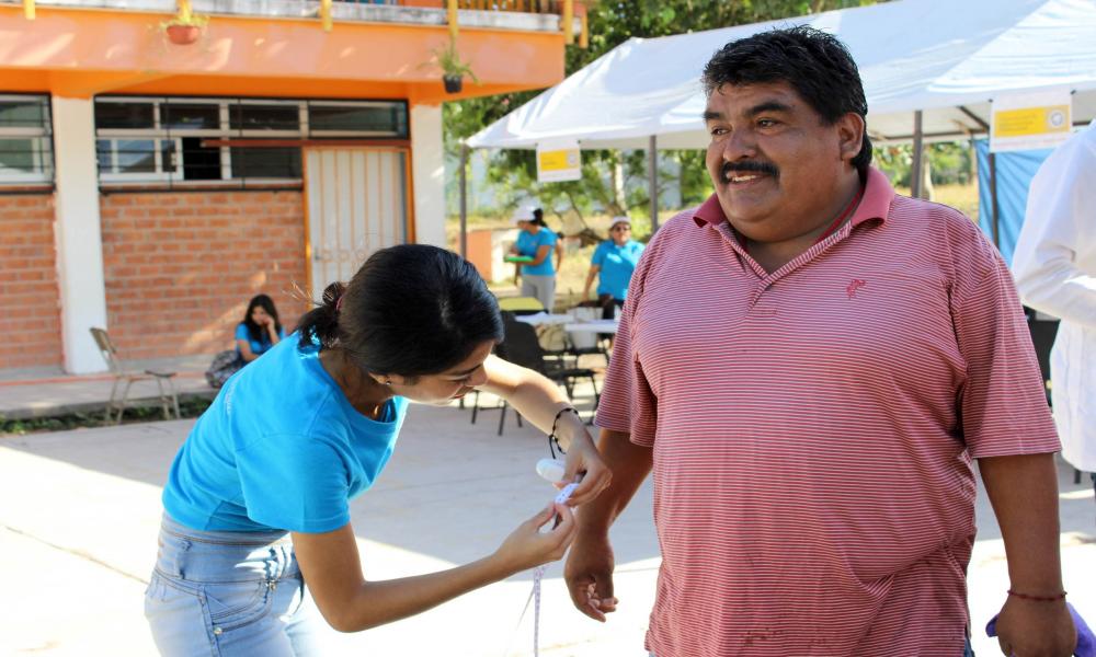 Benefician universitarios a vecinos de colonia Volcanes