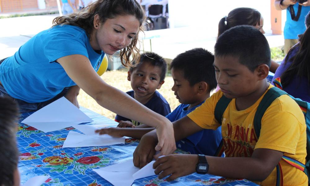 Benefician universitarios a vecinos de colonia Volcanes