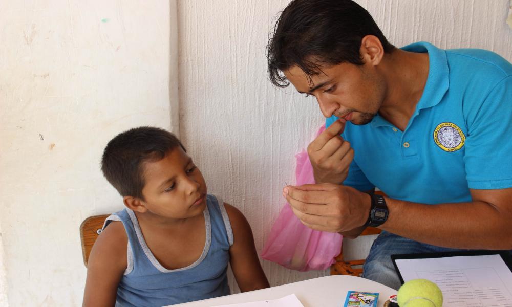 Benefician universitarios a vecinos de colonia Volcanes