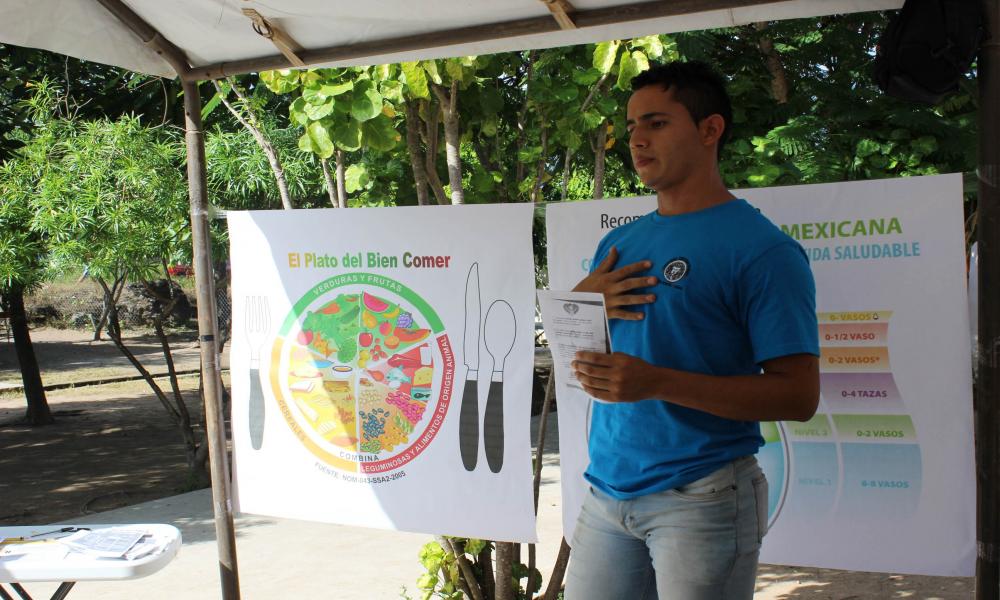 Benefician universitarios a vecinos de colonia Volcanes