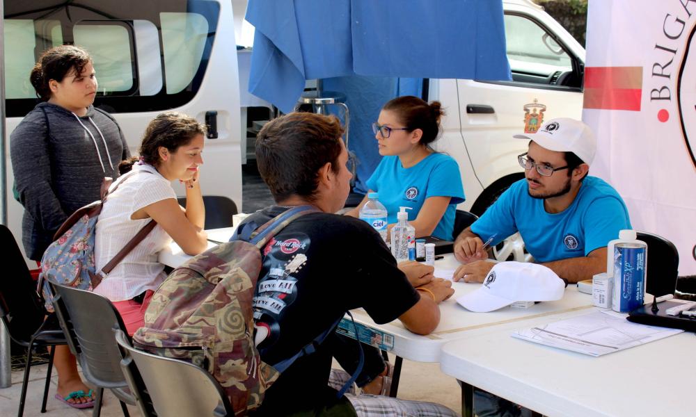 Benefician universitarios a vecinos de colonia Volcanes