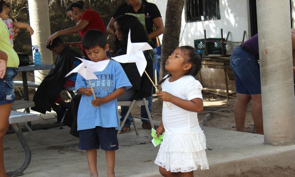 Benefician universitarios a vecinos de colonia Volcanes