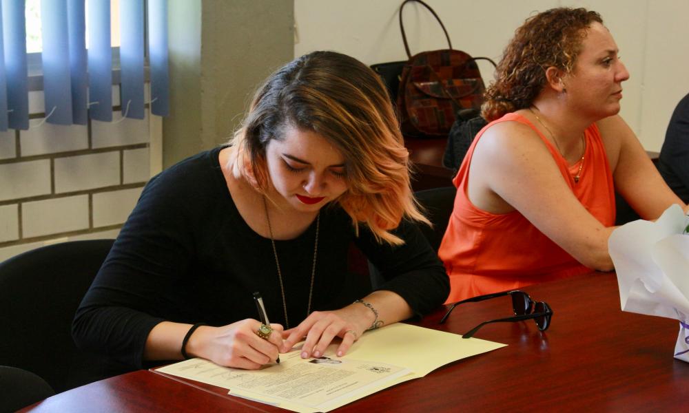 Rinden protesta primeros egresados de Artes Visuales