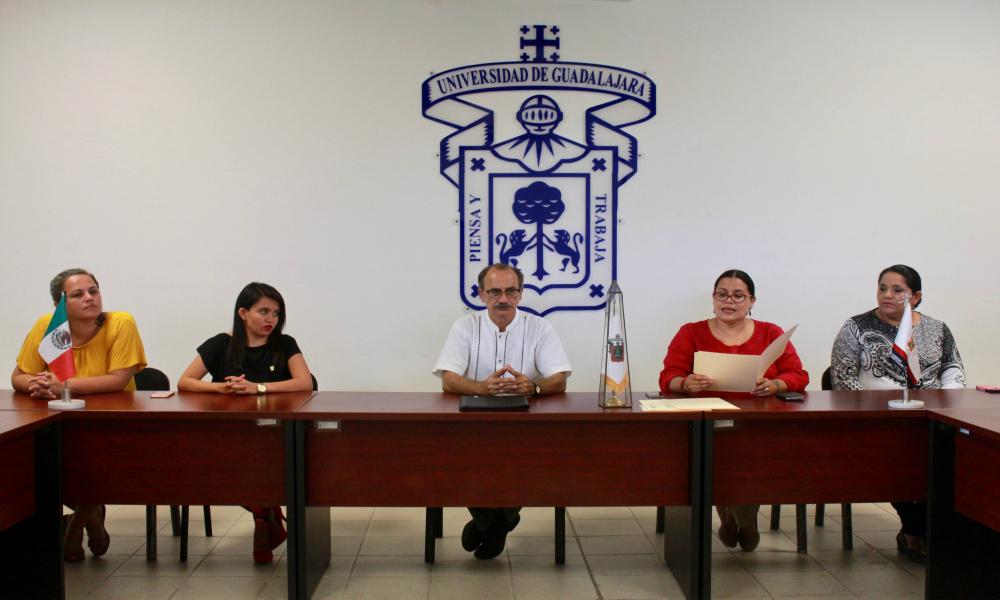 Rinden protesta primeros egresados de Artes Visuales