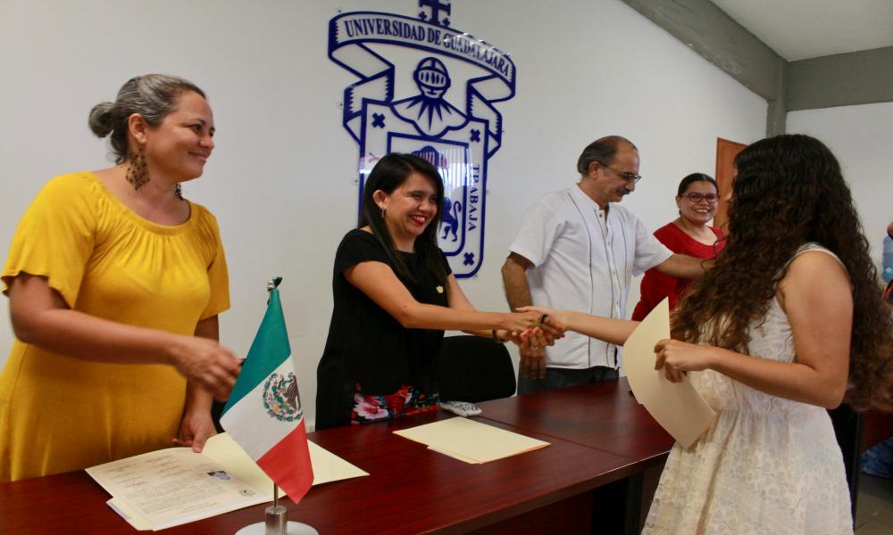 Rinden protesta primeros egresados de Artes Visuales