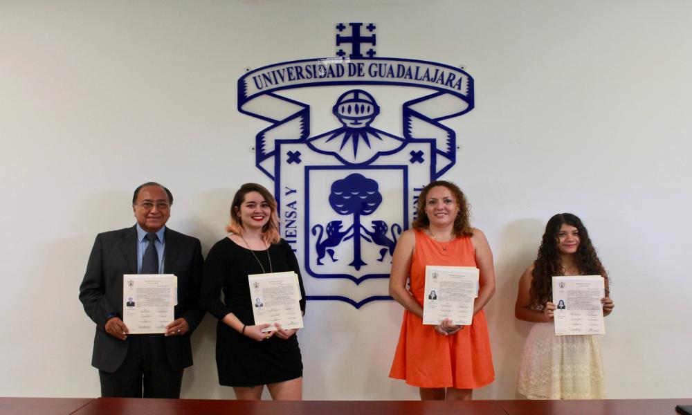 Rinden protesta primeros egresados de Artes Visuales