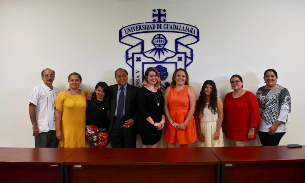 Rinden protesta primeros egresados de Artes Visuales