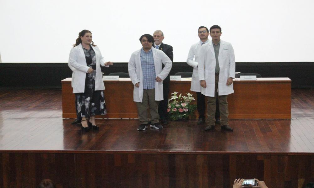 Se realiza la ceremonia de “imposición de batas” para estudiantes de Pregrado