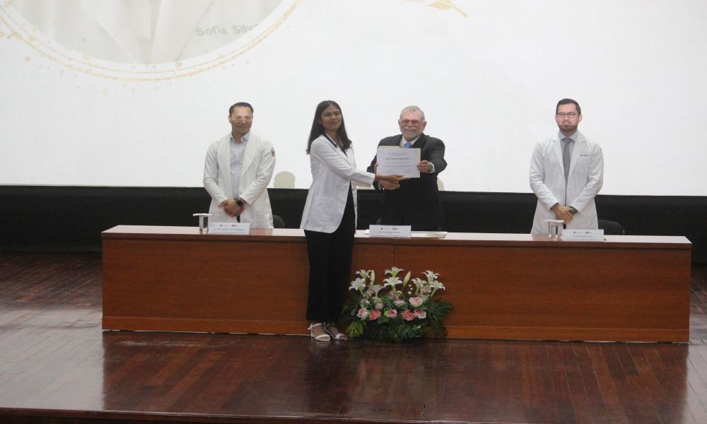 Se realiza la ceremonia de “imposición de batas” para estudiantes de Pregrado