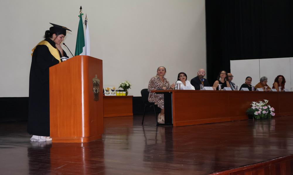 Emotivo acto académico con los egresados de las carreras de Diseño para la Comunicación Gráfica y Artes Visuales