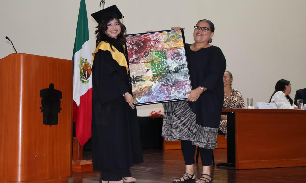 Emotivo acto académico con los egresados de las carreras de Diseño para la Comunicación Gráfica y Artes Visuales