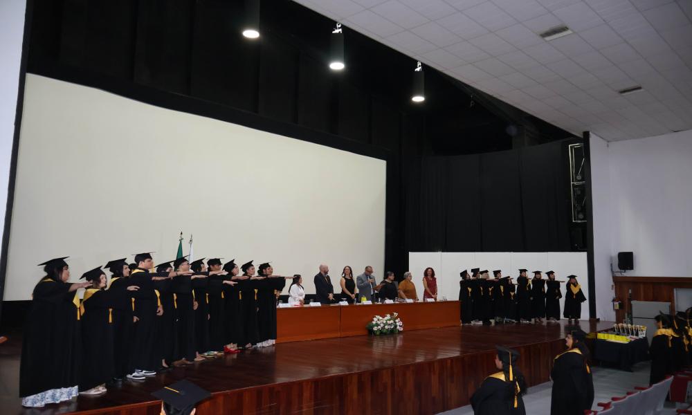 Emotivo acto académico con los egresados de las carreras de Diseño para la Comunicación Gráfica y Artes Visuales