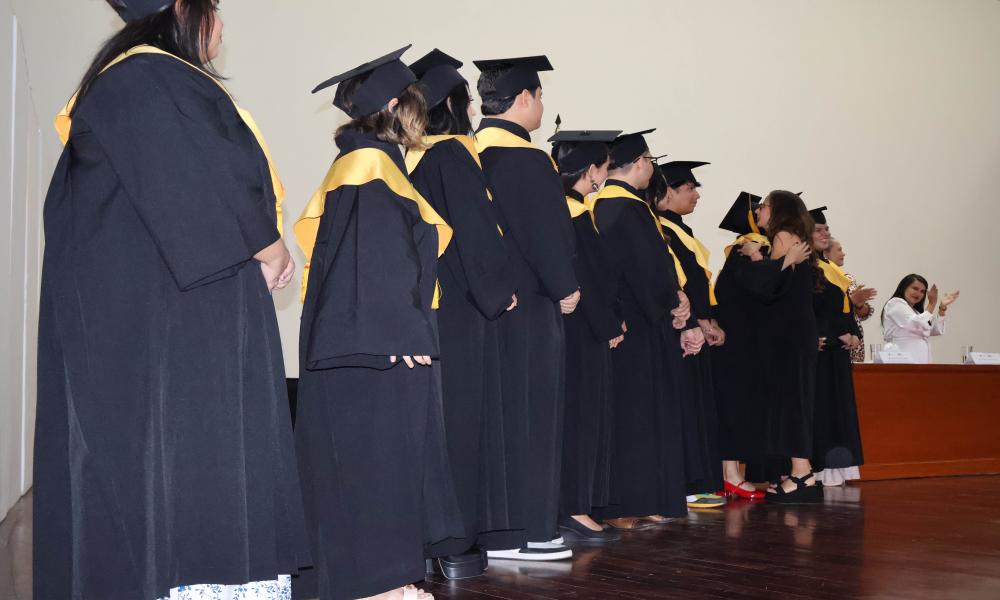 Emotivo acto académico con los egresados de las carreras de Diseño para la Comunicación Gráfica y Artes Visuales